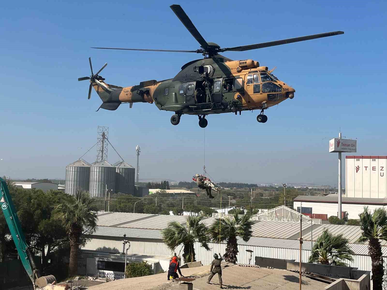 İzmir’de 6.6 büyüklüğünde depreme, helikopterle müdahale tatbikatı