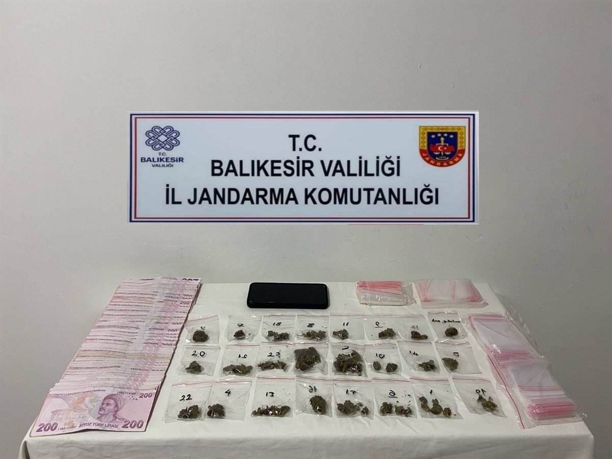 Balıkesir&rsquo;de jandarmadan uyuşturucu operasyonu: 22 ş&uuml;pheli yakalandı
