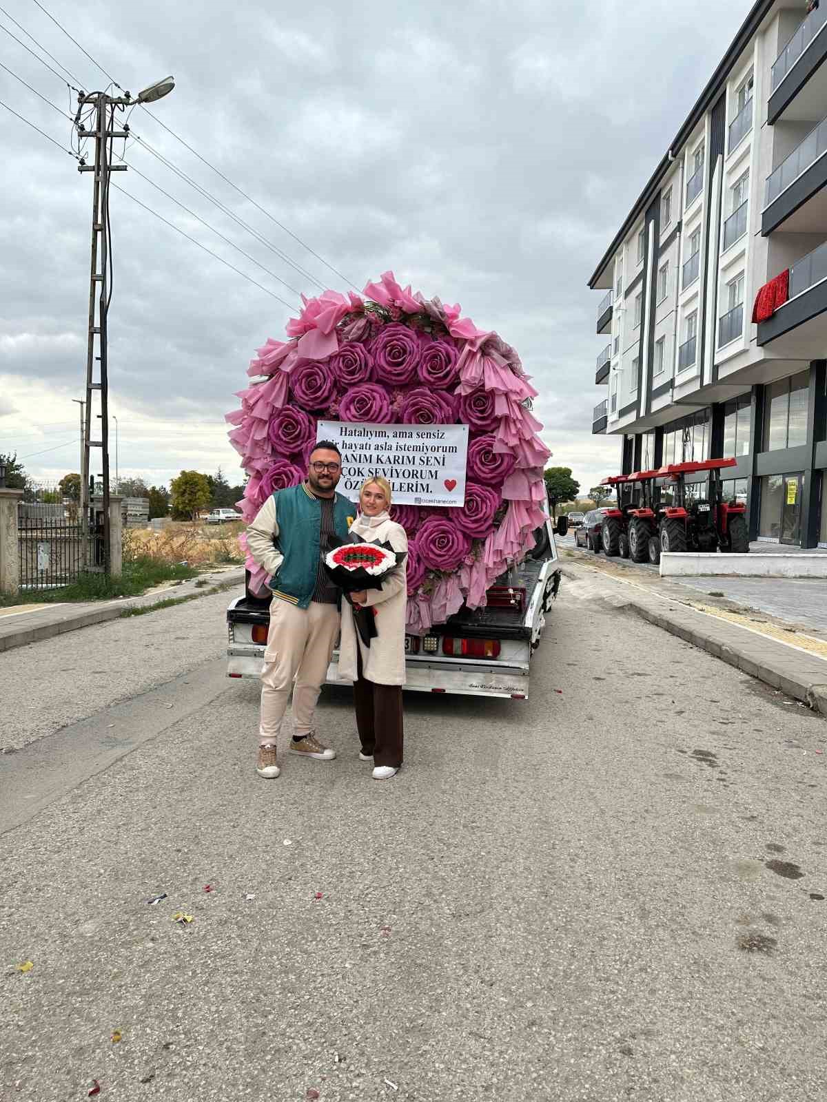 &rsquo;&Ouml;zr&uuml; kabahatinden b&uuml;y&uuml;k&rsquo;, kendisini karısına dev buketle affettirdi
