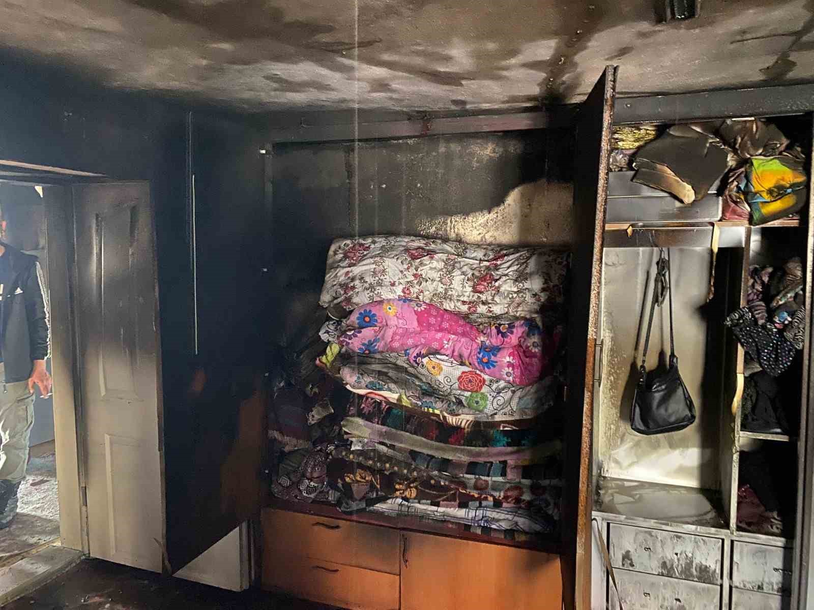 Sındırgı’da çıkan yangında evin büyük bölümü kullanılmaz hale geldi