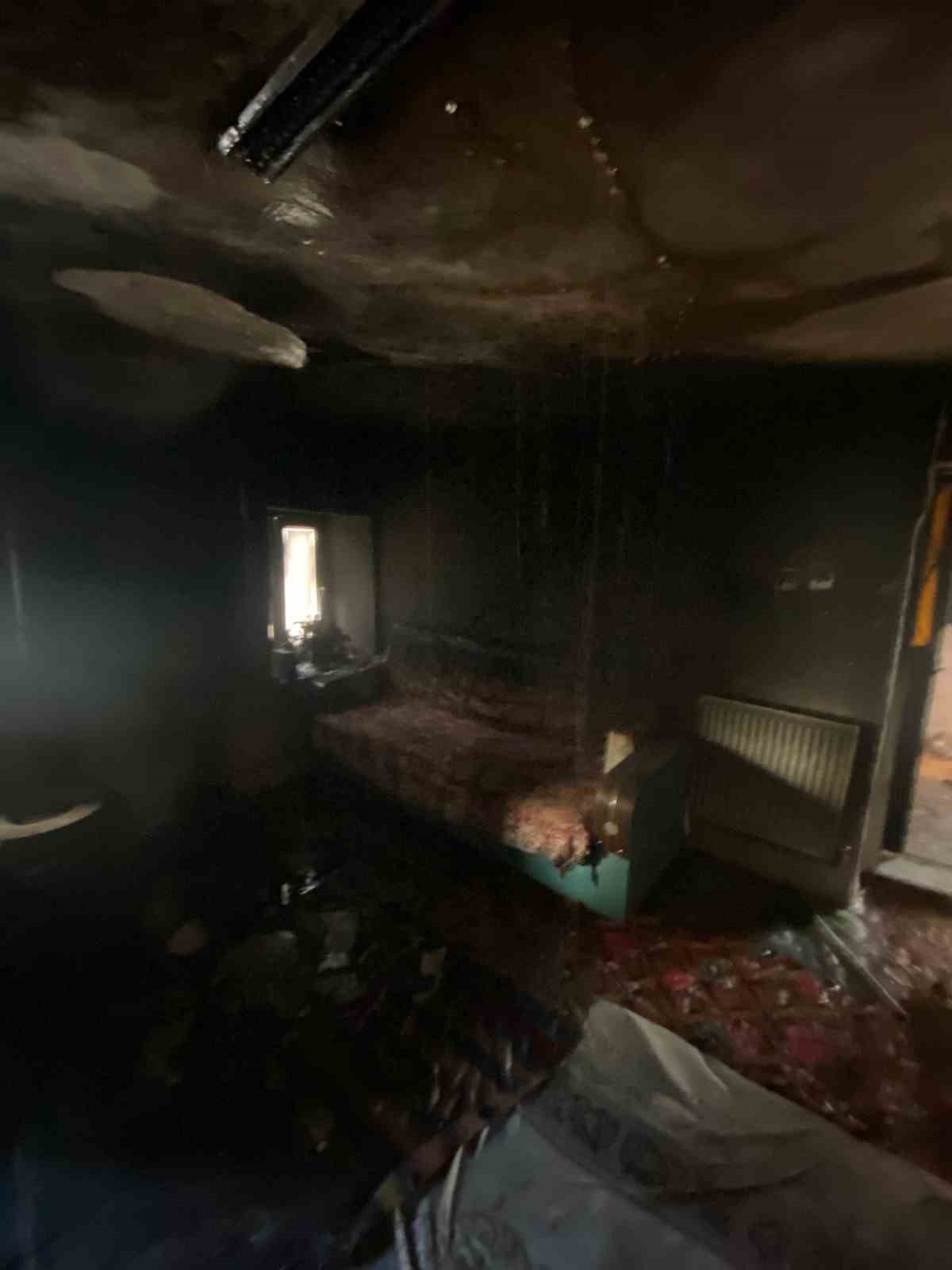 Sındırgı&rsquo;da &ccedil;ıkan yangında evin b&uuml;y&uuml;k b&ouml;l&uuml;m&uuml; kullanılmaz hale geldi
