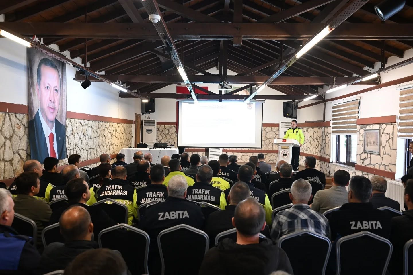 Polis ve jandarma ekiplerine kara yollarında hız sınırlama uygulamaları hakkında bilgilendirme