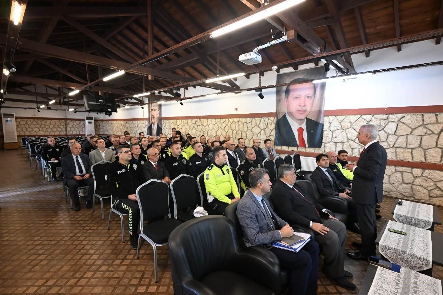 Polis ve jandarma ekiplerine kara yollarında hız sınırlama uygulamaları hakkında bilgilendirme
