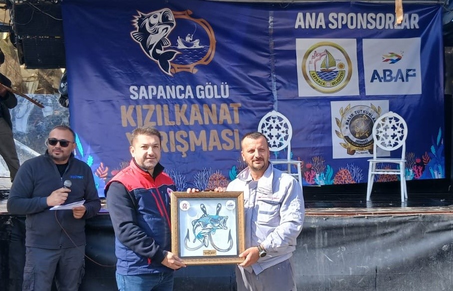 Sapanca G&ouml;l&uuml;&rsquo;nde kızılkanat heyecanı: Amat&ouml;r balık&ccedil;ılar kıyasıya yarıştı

