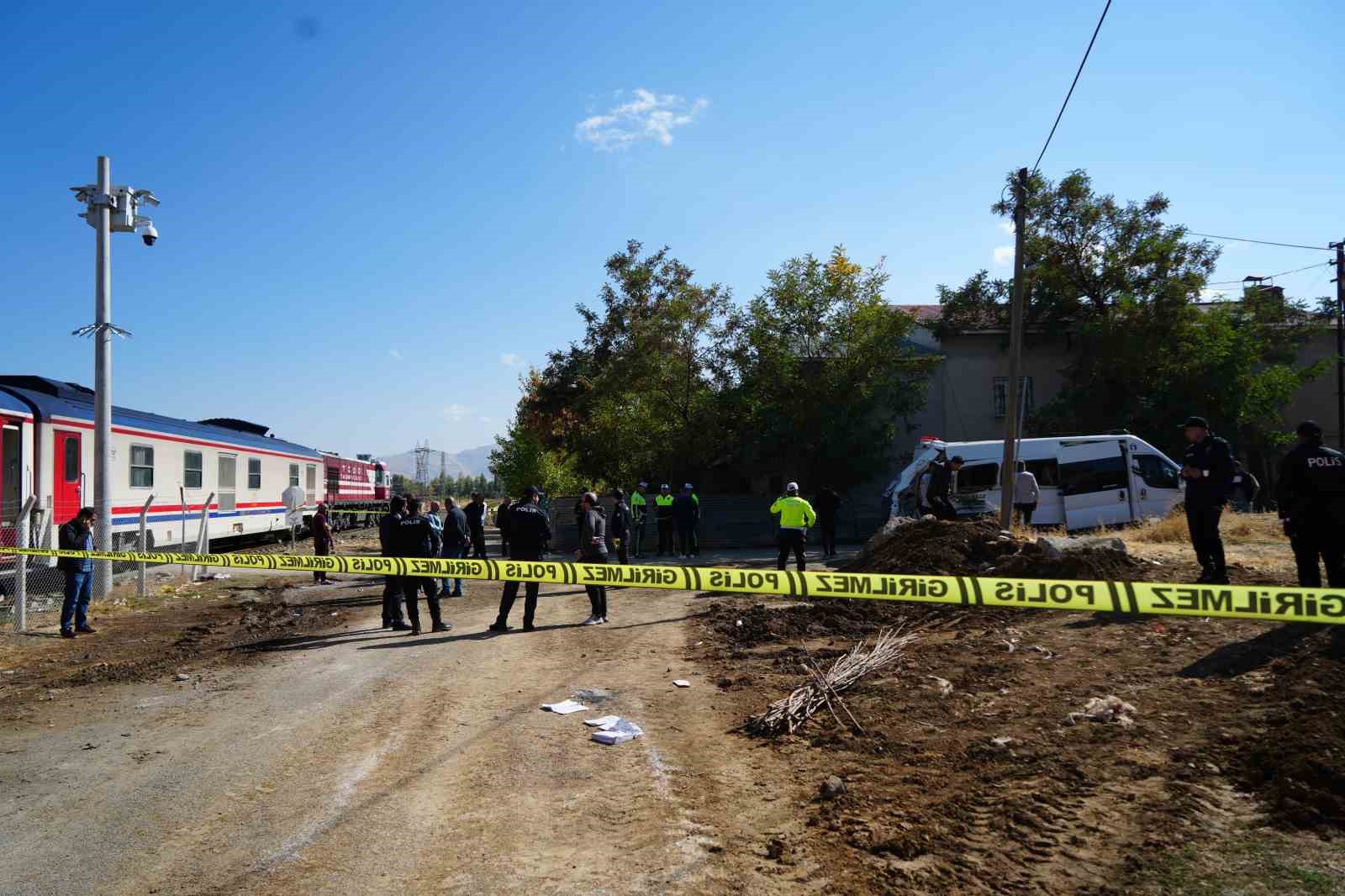 Muş’ta tren öğrenci servisine çarptı: 17 yaralı