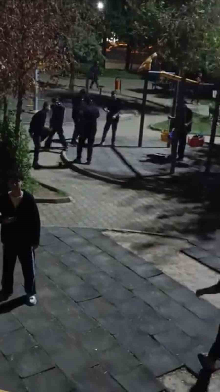 Mardin’de bir grup genç, çocuk parkındaki oyuncaklara zarar verdi