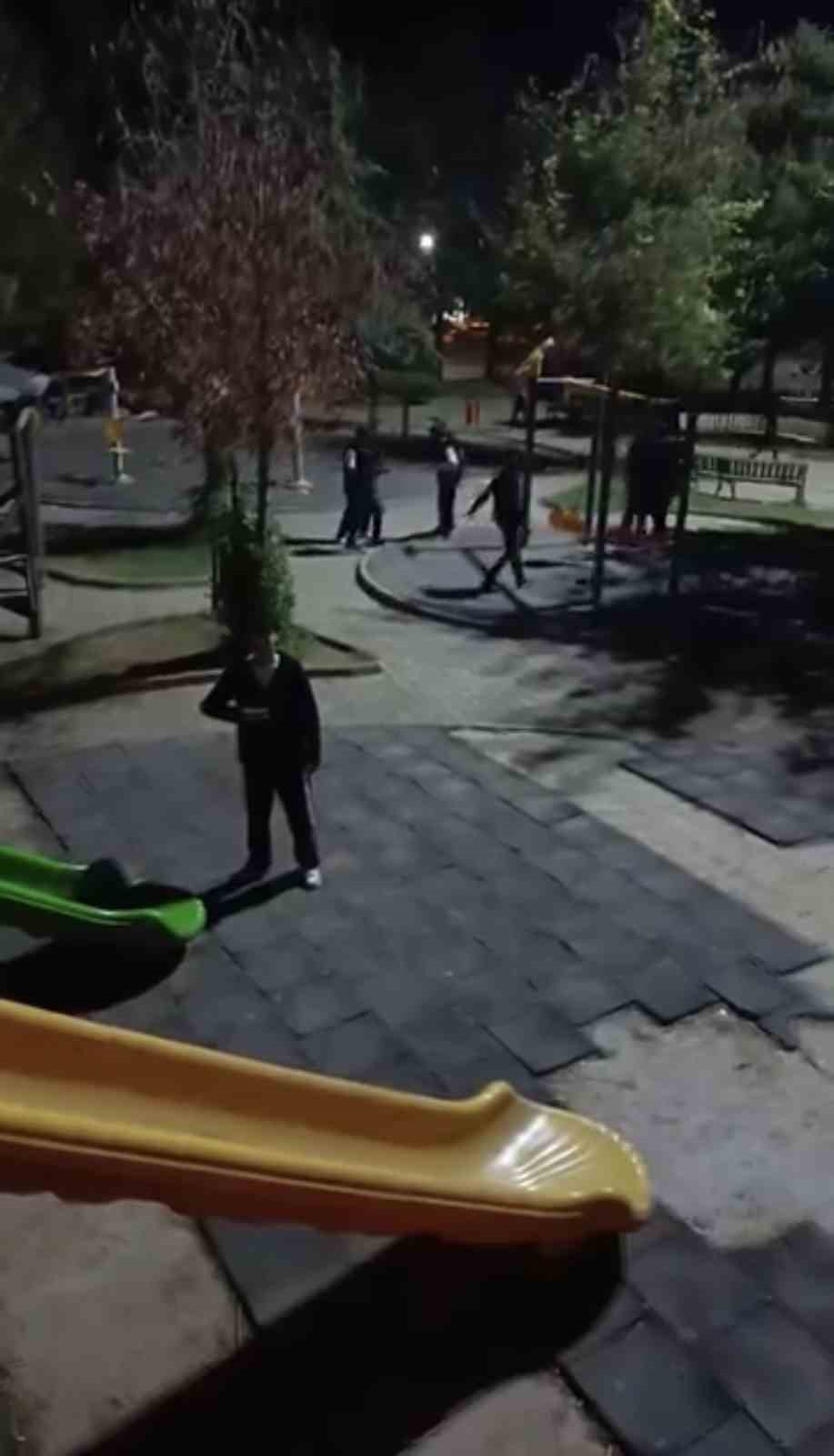 Mardin’de bir grup genç, çocuk parkındaki oyuncaklara zarar verdi