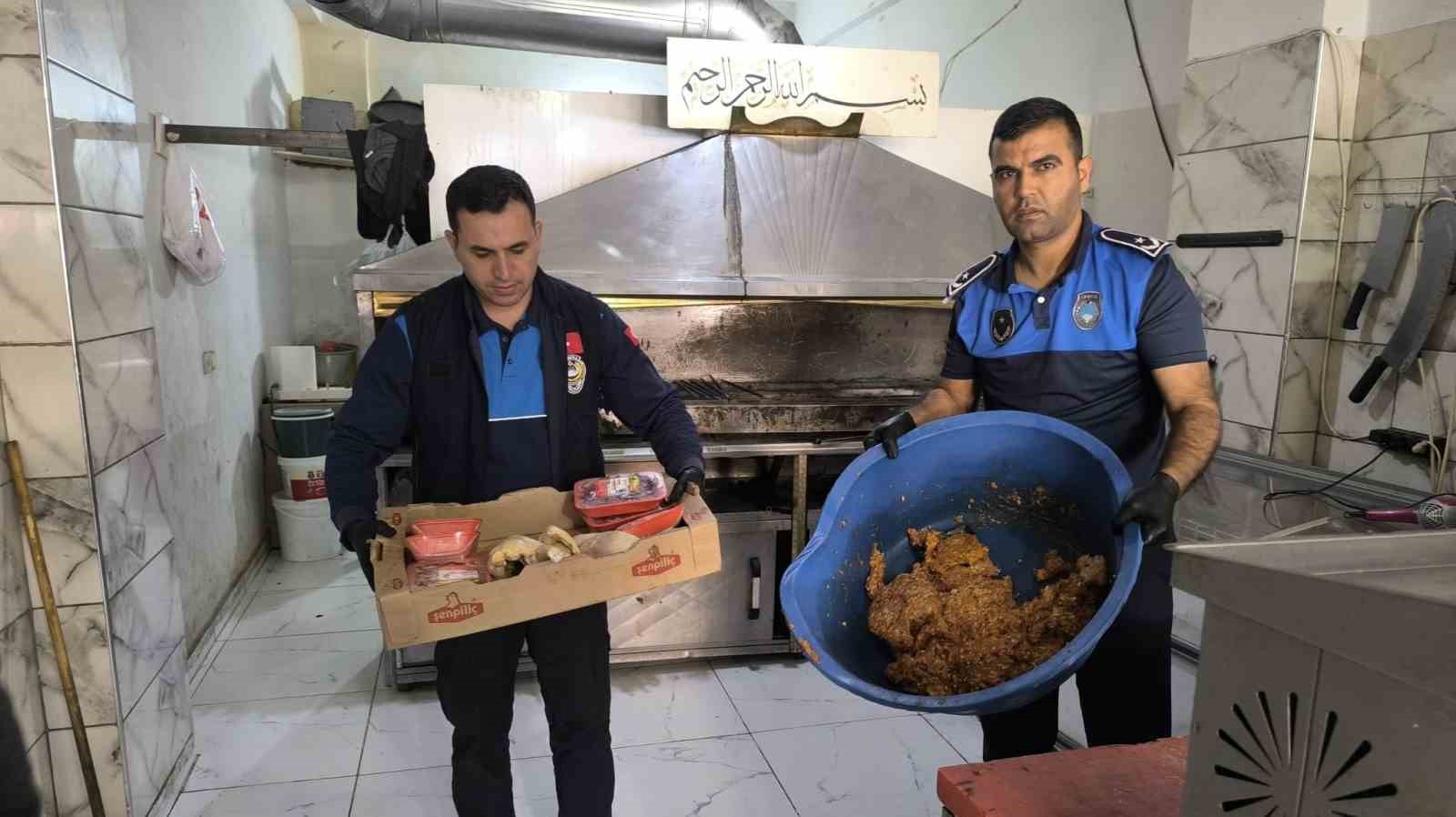 Şanlıurfa’da tarihi geçmiş 183 kilo tavuk eti imha edildi