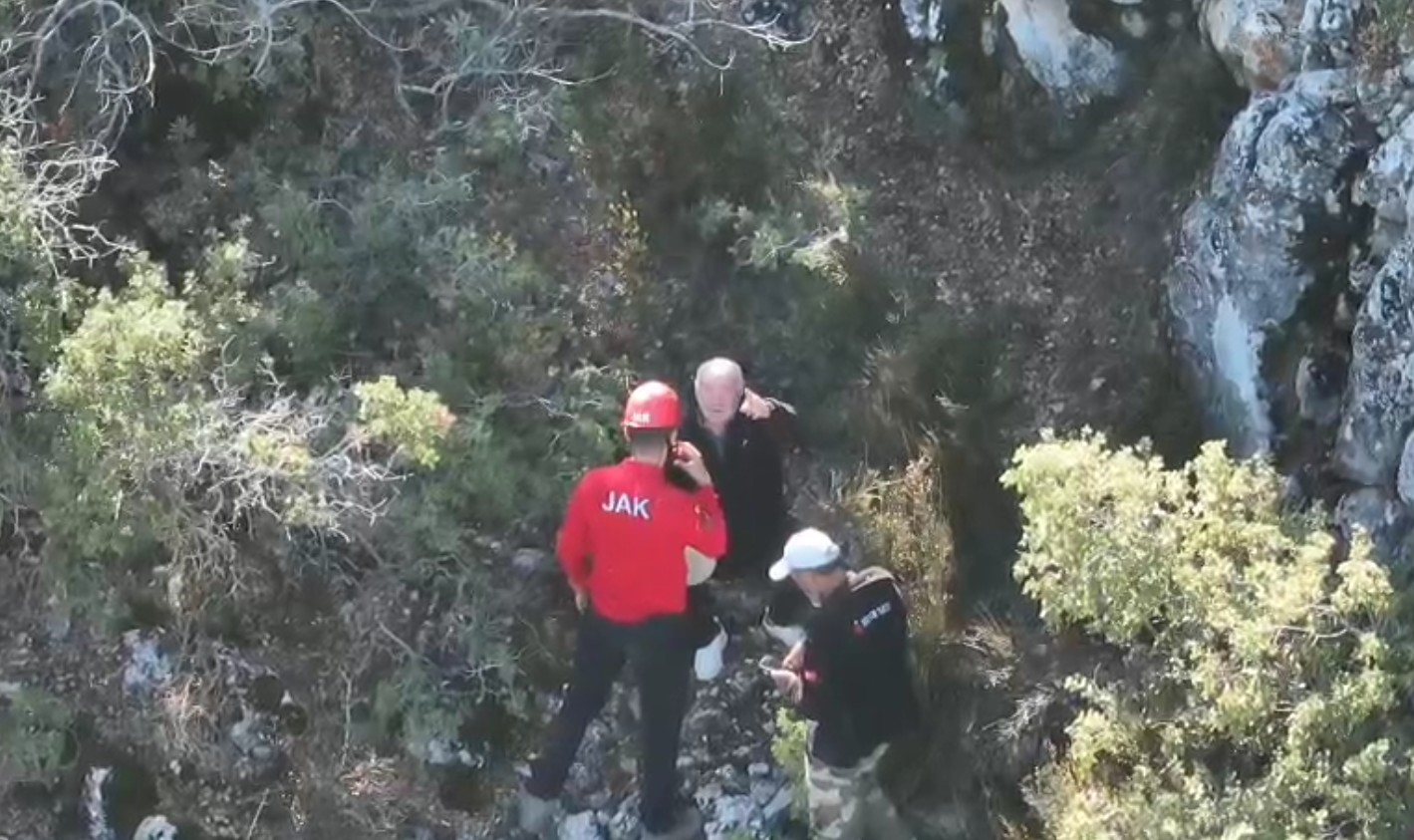 Isparta’da bin 400 rakımlı dağın zirvesinde 3 gün mahsur kalan yaşlı adam: "Askerliğimi komando olarak yaptığım için dayanabildim"