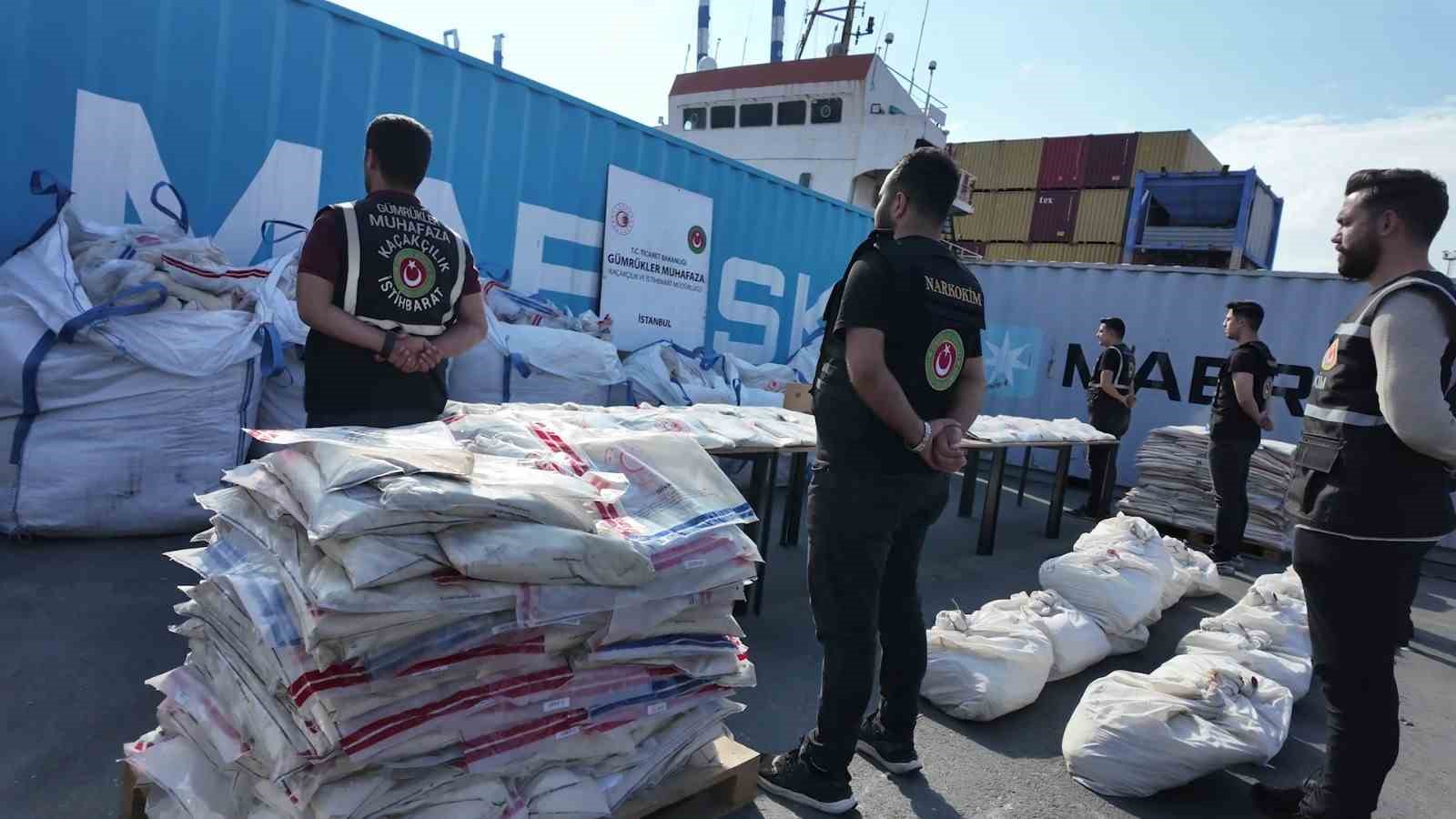 Ambarlı Limanı’nda ele geçirilen 1,7 ton kokain sergilendi