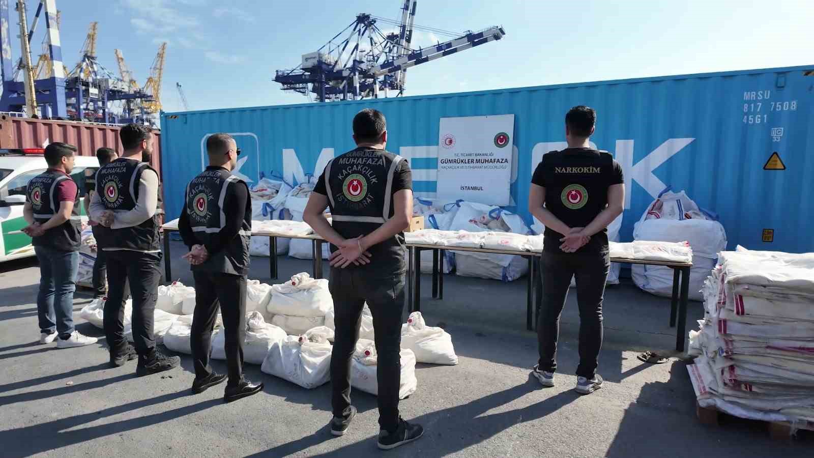 Ambarlı Limanı’nda ele geçirilen 1,7 ton kokain sergilendi
