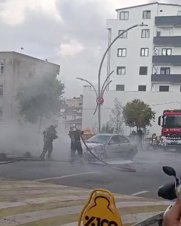 Seyir halindeki otomobilin motorunda yangın
