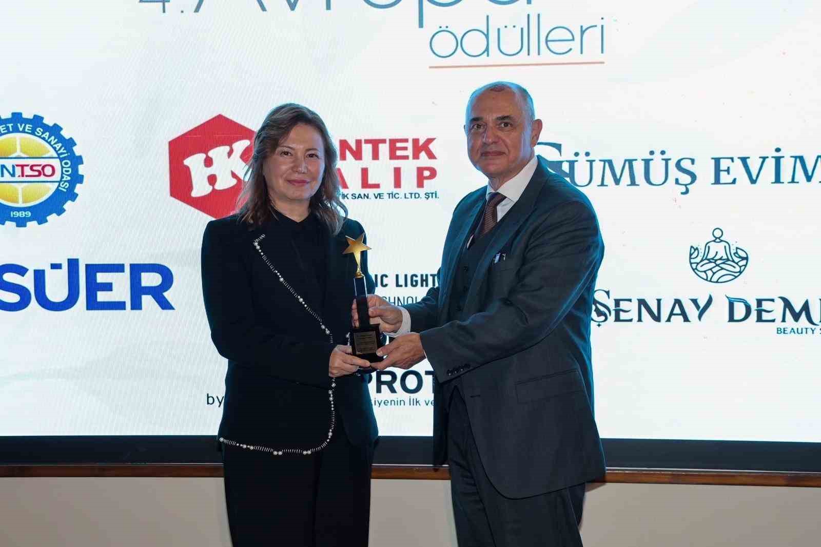 OMÜ Rektörü Prof. Dr. Fatma Aydın’a "Yılın Üstün Başarı Ödülü"