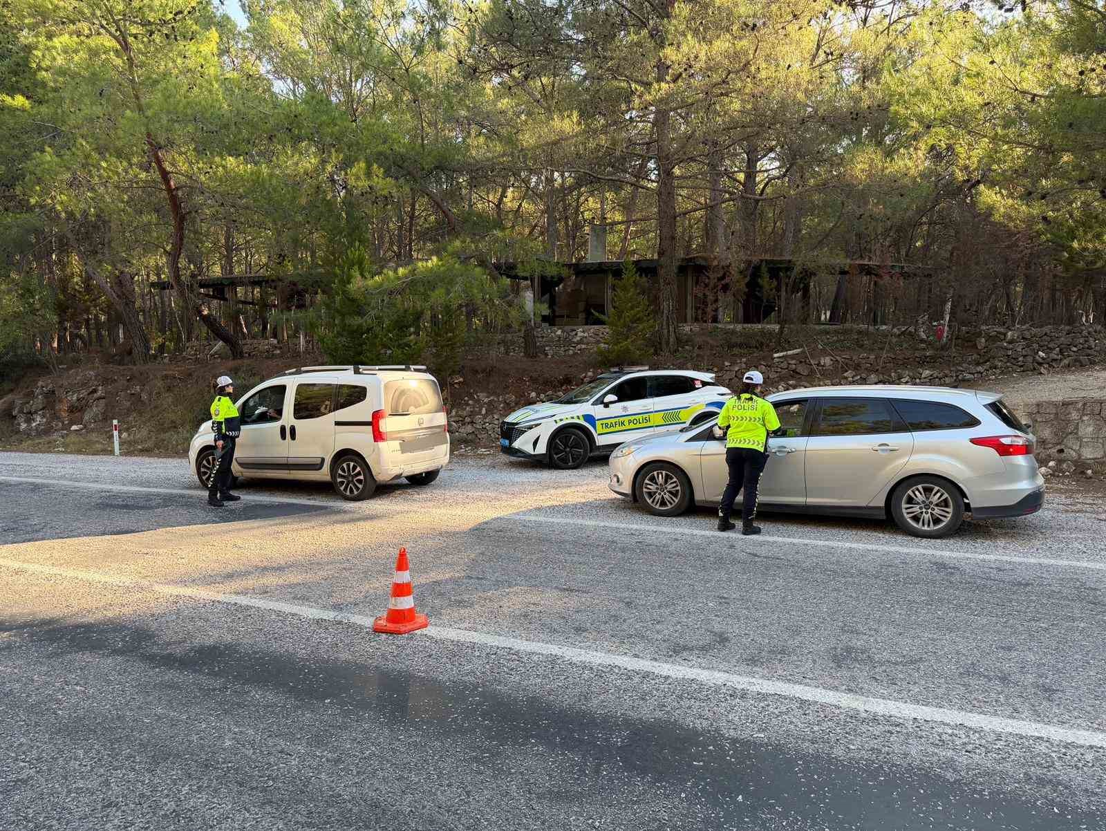 &Ccedil;eşme-İzmir eski yolunun trafik g&uuml;venliği kadın polis memurlarına emanet
