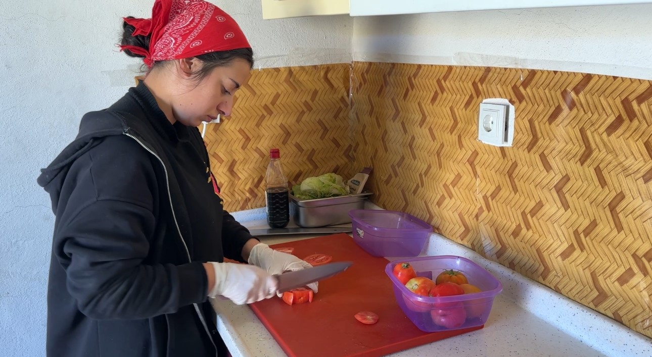 Y&uuml;ksekova&rsquo;da aile destanı: Bah&ccedil;esinden topladı, evini lokantaya &ccedil;evirdi
