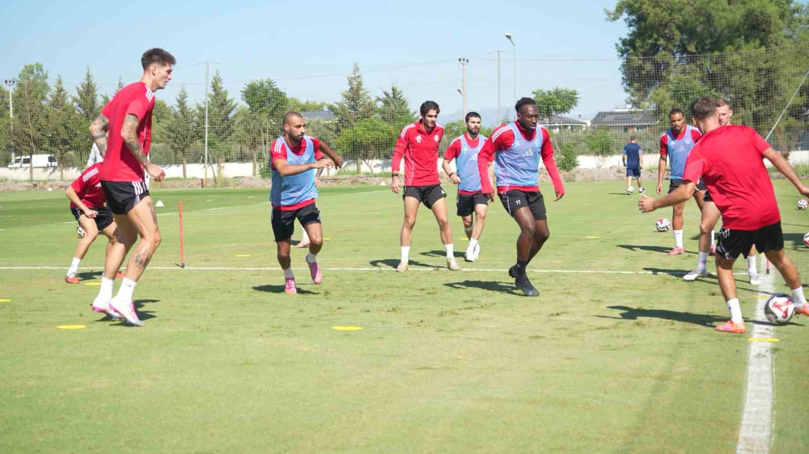 Erol Bulut, Antalyaspor ile ilk antrenmanına &ccedil;ıktı
