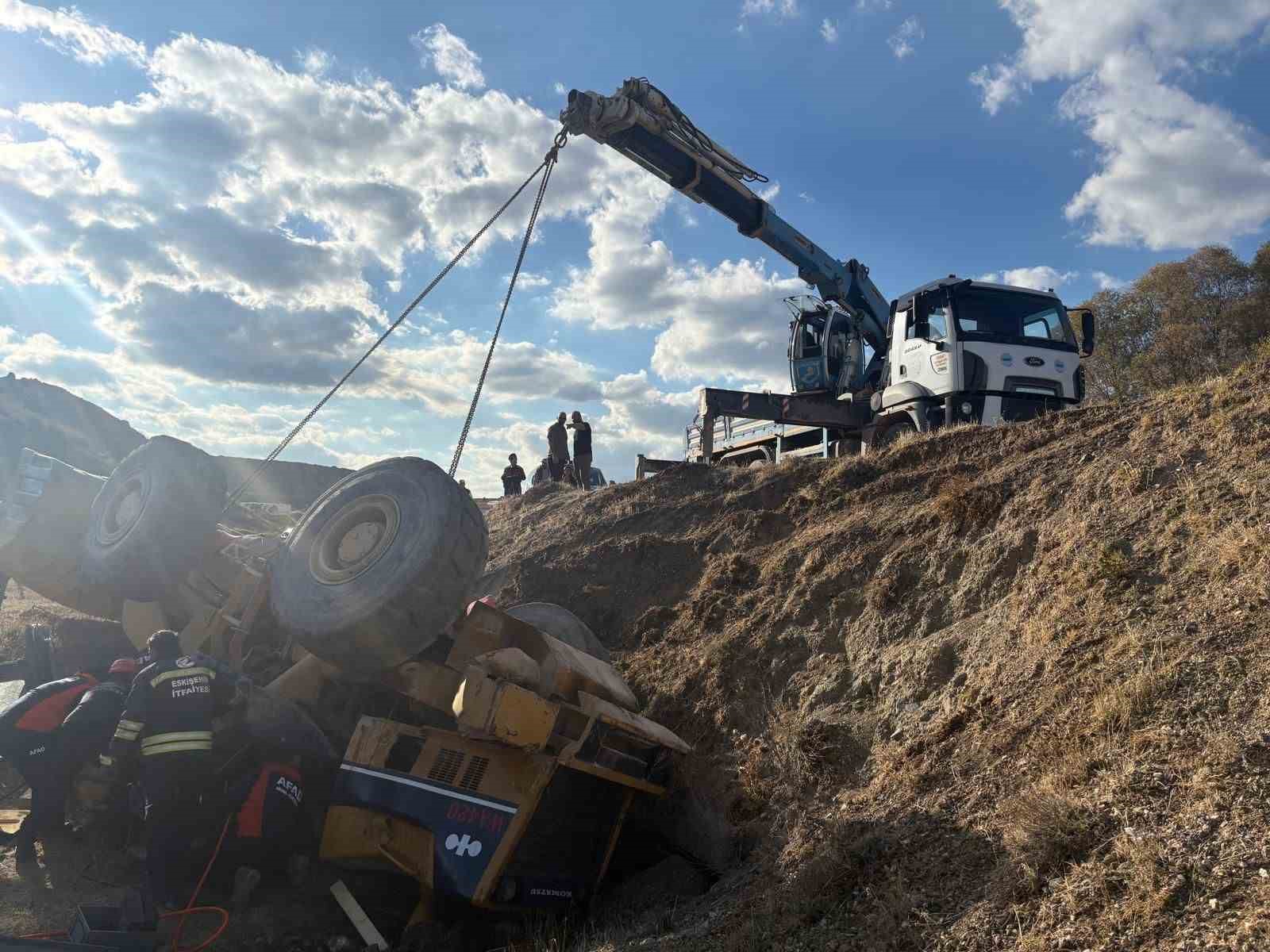 Devrilen iş makinesi altında kalan operatör kurtarıldı