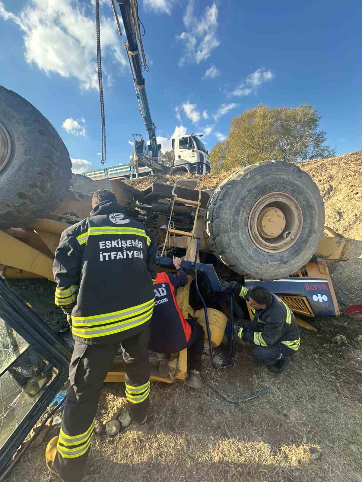 Devrilen iş makinesi altında kalan operat&ouml;r kurtarıldı
