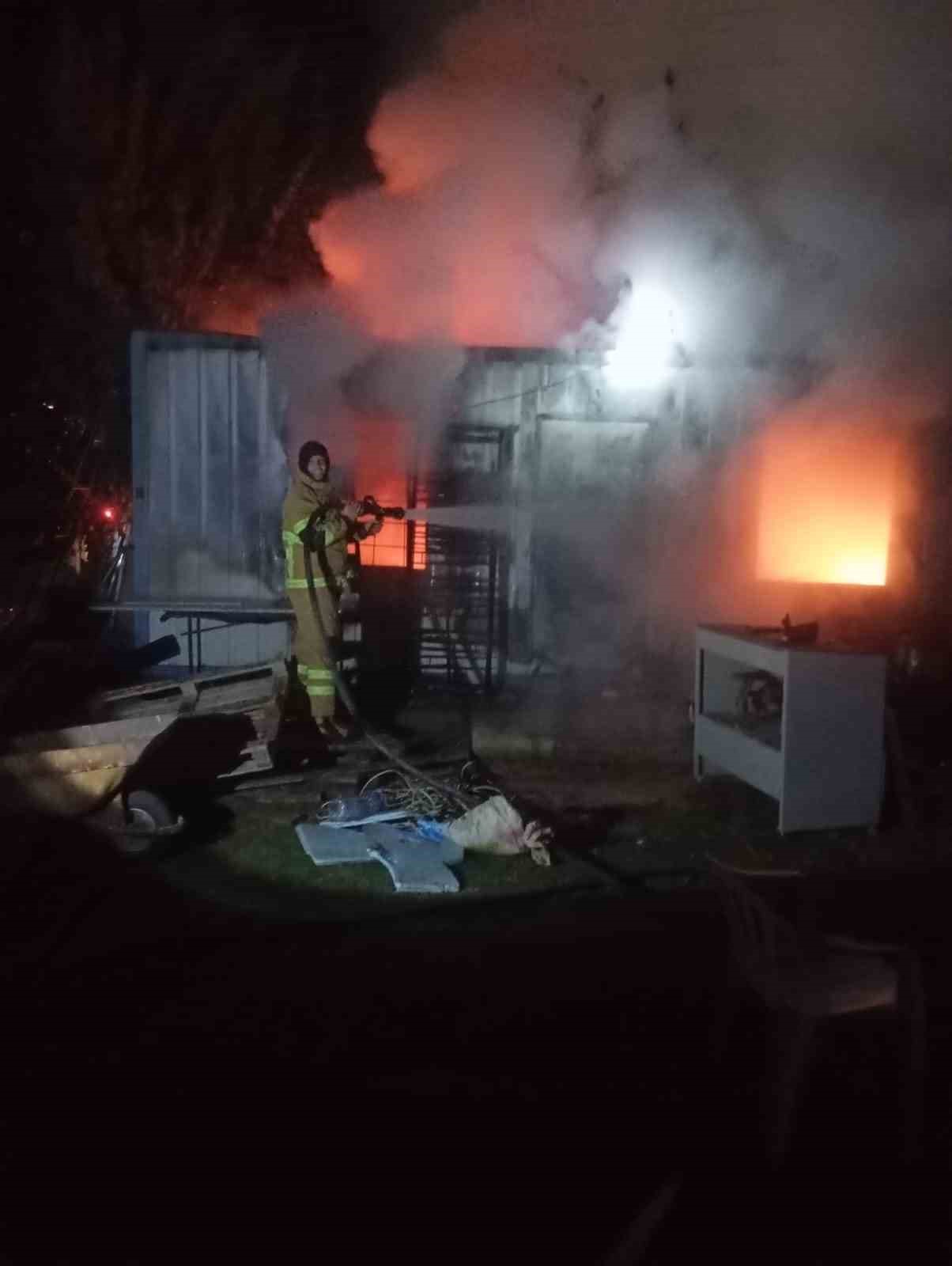 Yazlık sitede bulunan depoda yangın çıktı