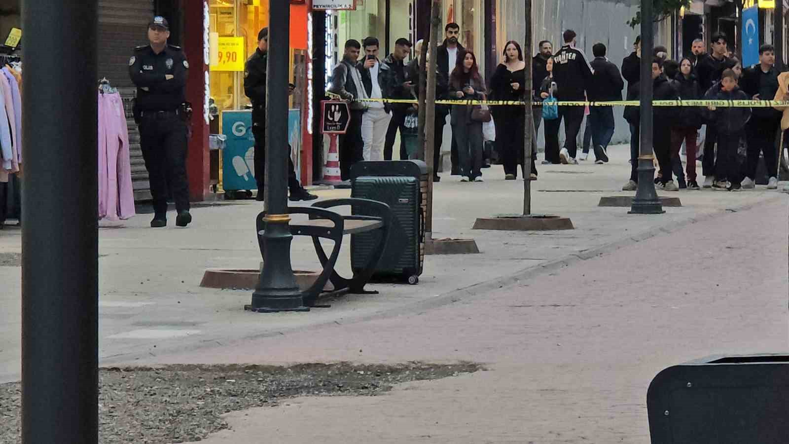 &Ccedil;&ouml;p kutusu yanına bırakılan valiz paniğe neden oldu
