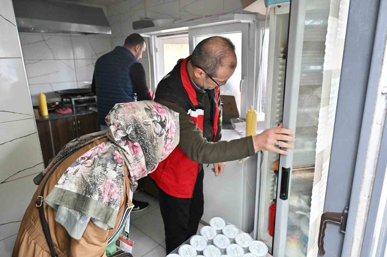 Manisa’da okul önlerinde seyyar satıcı denetimi