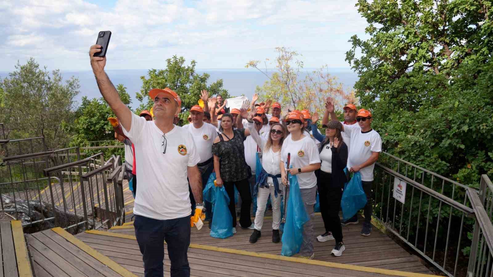 Alanya Belediyesi&rsquo;nden Erasmus G&uuml;nleri&rsquo;nde kale temizliği
