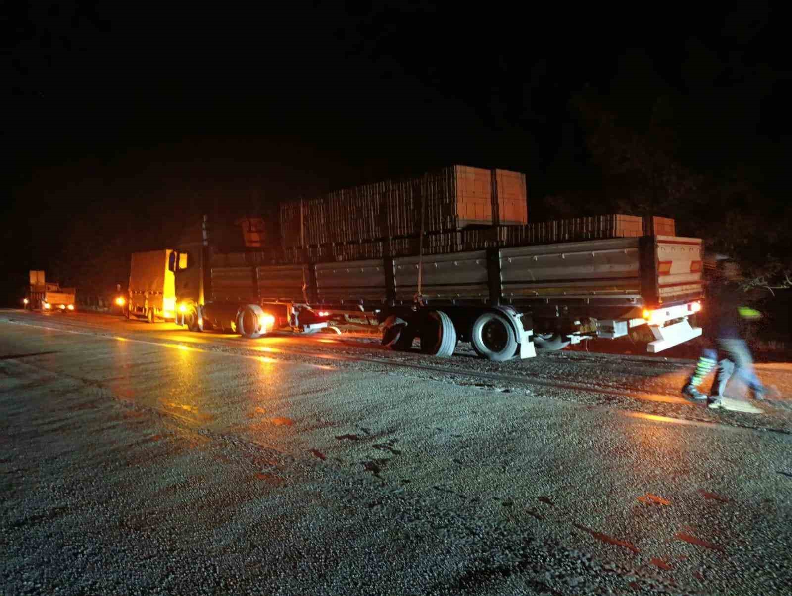 Burdur’da otomobil ile tır çarpıştı: 1 ölü, 2 yaralı