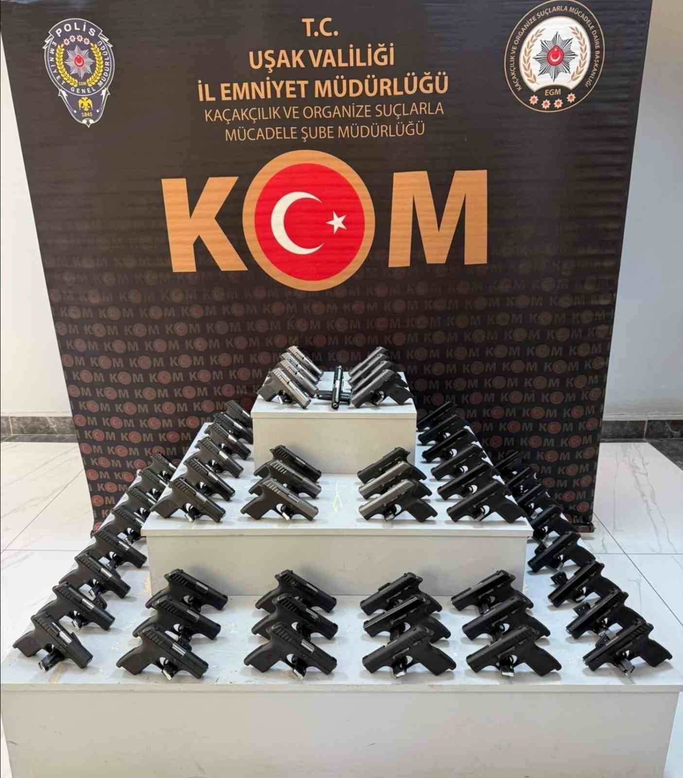 Uşak’ta otobüste 55 ruhsatsız tabanca bulundu