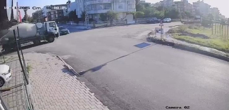 Beton mikseriyle otomobilin çarpıştığı kaza kamerada