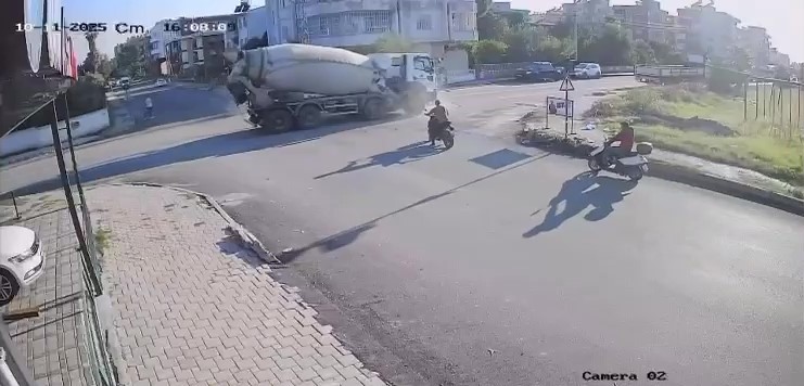 Beton mikseriyle otomobilin çarpıştığı kaza kamerada
