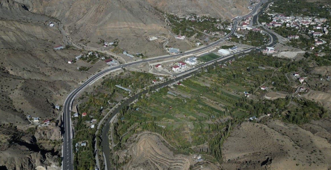 Uzundere&rsquo;de yol mağduriyeti: 200 metrelik mesafe 3 kilometreye &ccedil;ıktı
