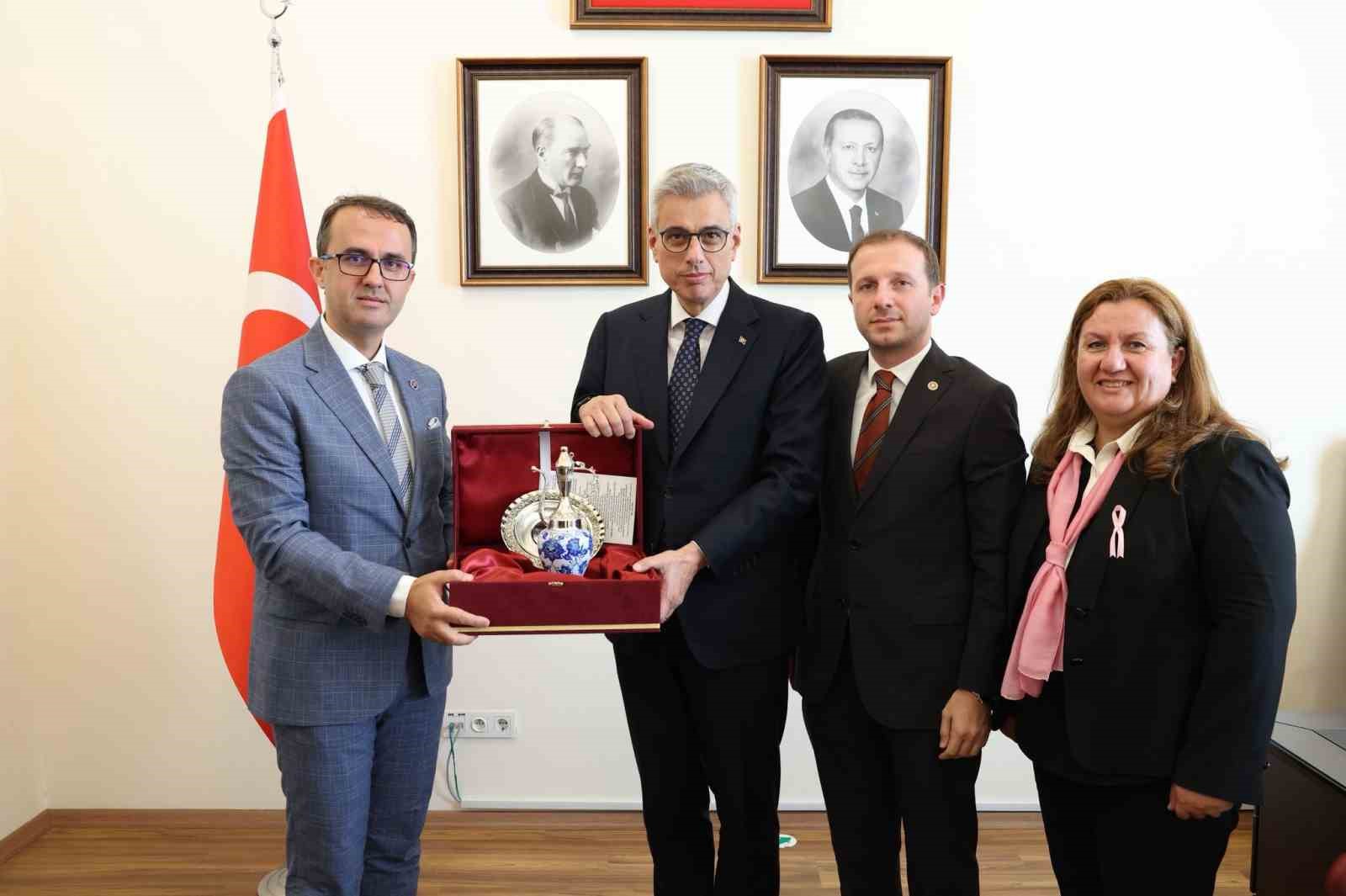 Bursa Kanserle Savaş Derneği&rsquo;nden Sağlık Bakanı Memişoğlu&rsquo;na ziyaret
