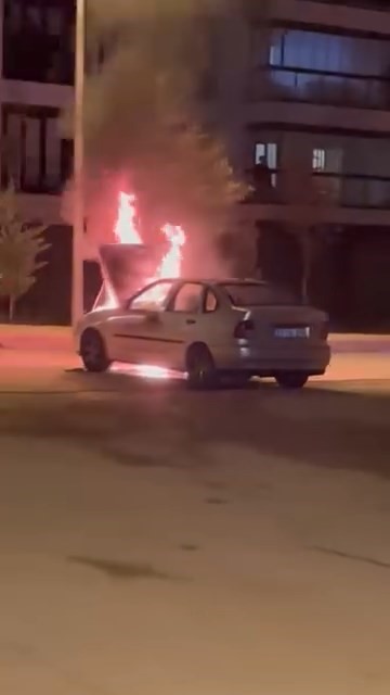 Elazığ’da seyir halindeki otomobil alev aldı