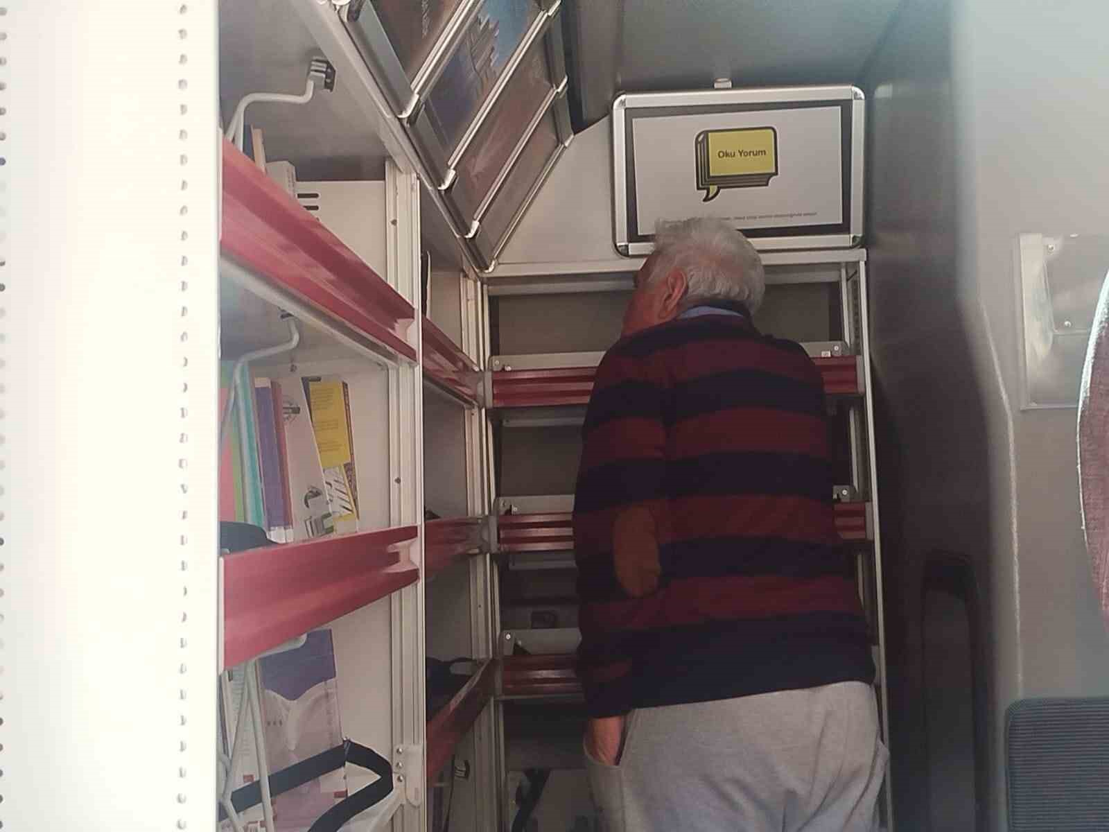 Bayburt&rsquo;ta &lsquo;Gezici K&uuml;t&uuml;phane&rsquo; huzurevi sakinleriyle buluşturuldu
