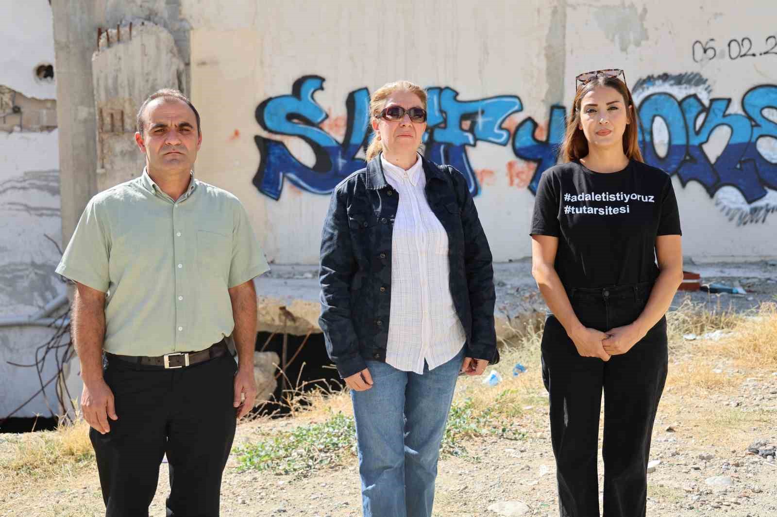 63 kişinin öldüğü apartmanın davasında aileler, karar duruşması öncesi enkaz alanında toplandı