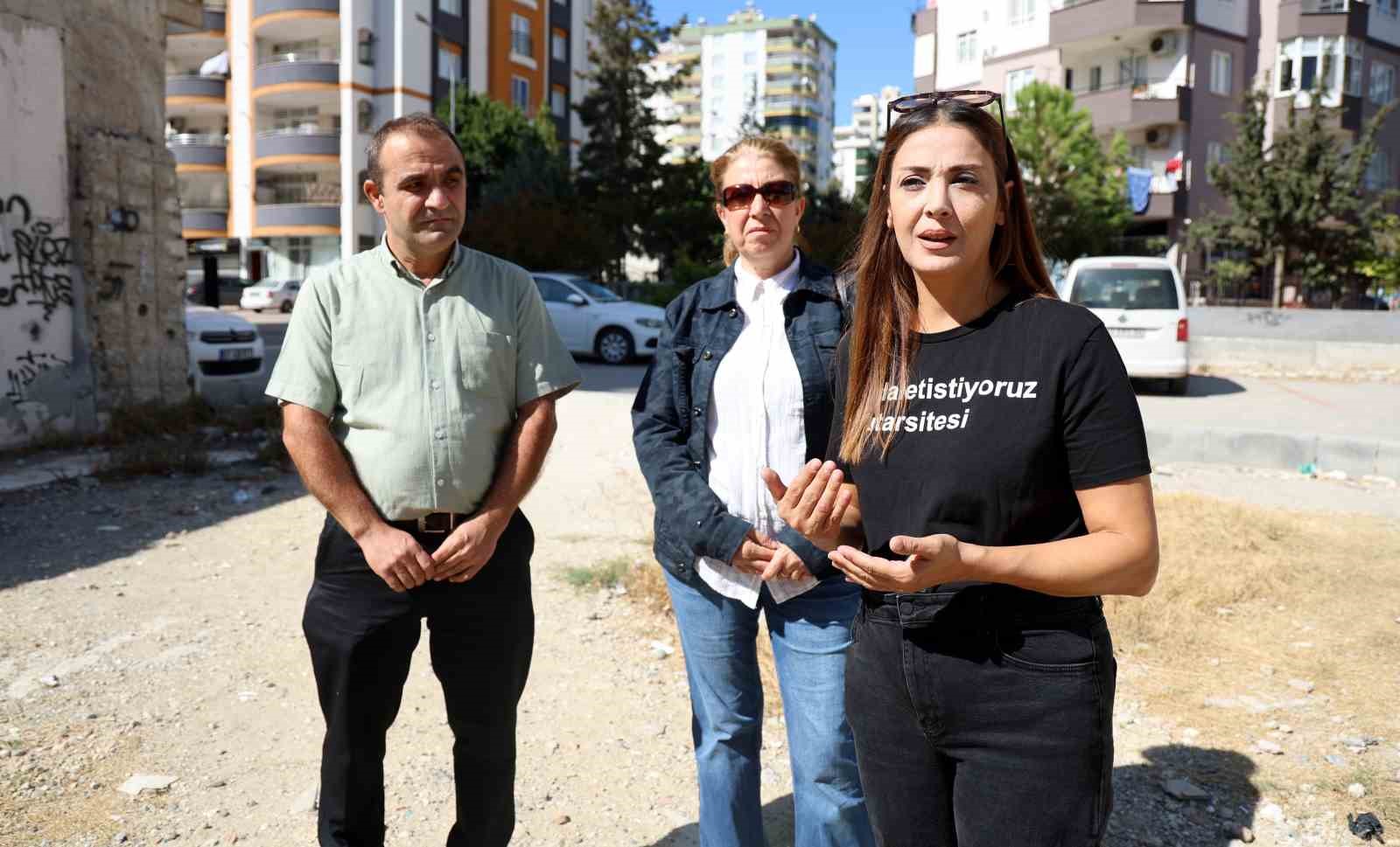 63 kişinin öldüğü apartmanın davasında aileler, karar duruşması öncesi enkaz alanında toplandı
