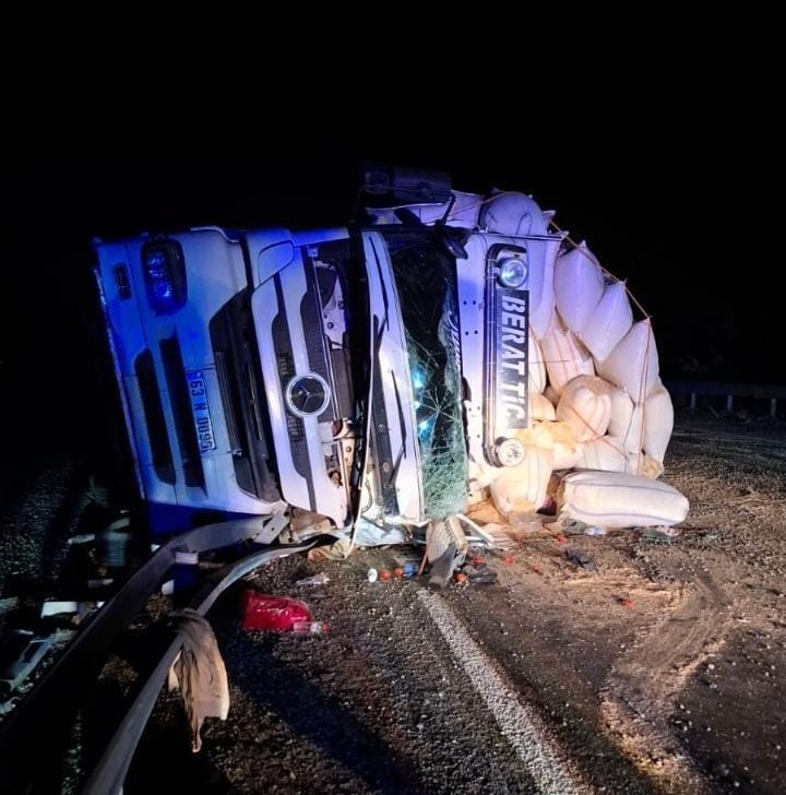 Elazığ’da kamyon devrildi: 1 yaralı
