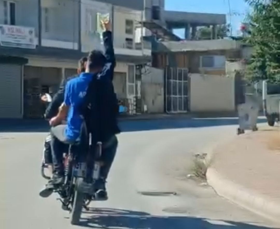 Adana&rsquo;da trajikomik g&ouml;r&uuml;nt&uuml;: Serum takılı halde motosikletle yolculuk yaptı
