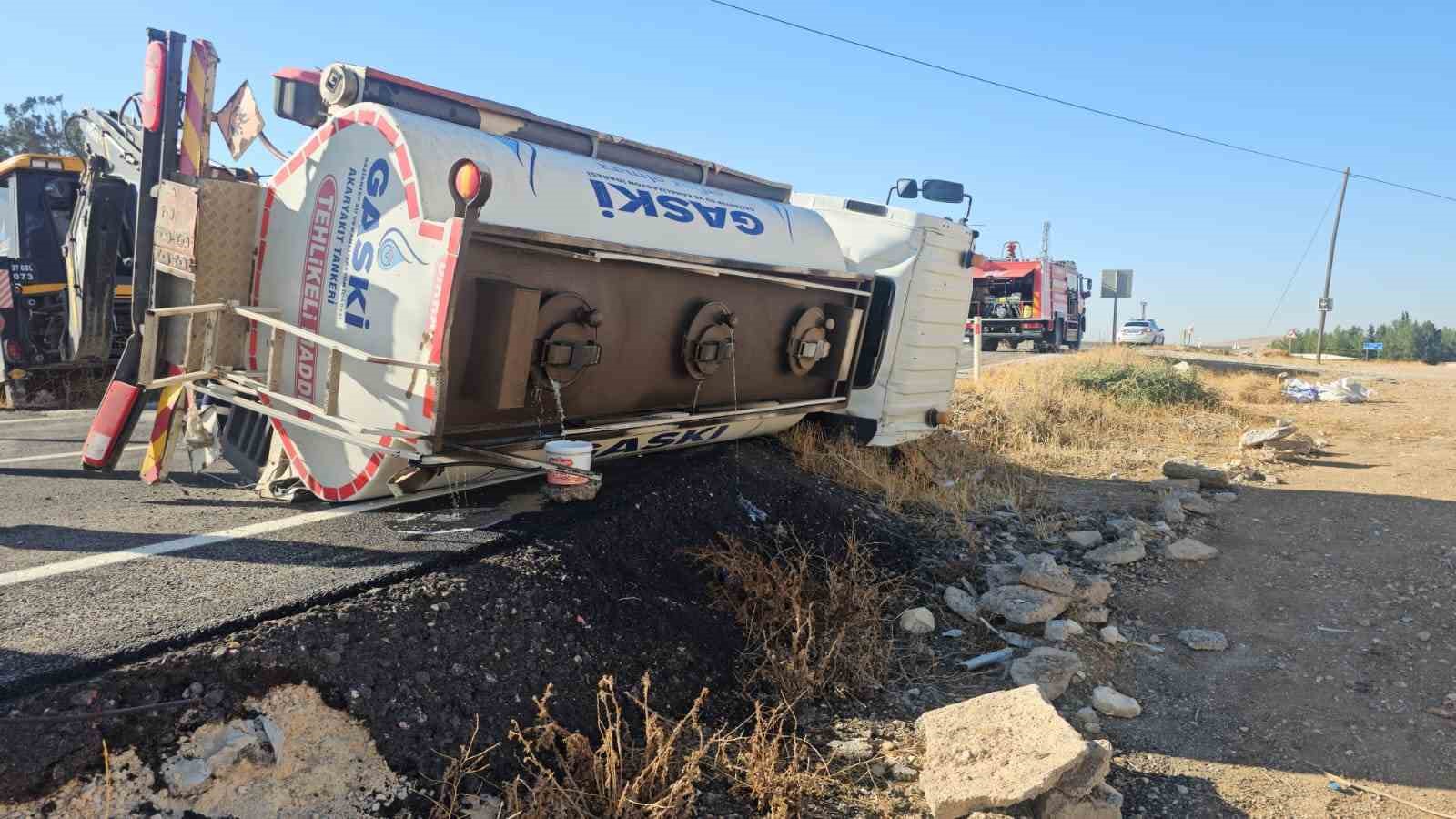 Gaziantep’te devrilen yakıt tankerinin sürücüsü yaralandı: İtfaiye önlem aldı