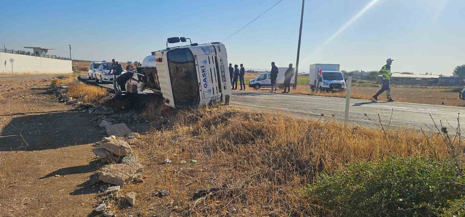 Gaziantep&rsquo;te devrilen yakıt tankerinin s&uuml;r&uuml;c&uuml;s&uuml; yaralandı: İtfaiye &ouml;nlem aldı
