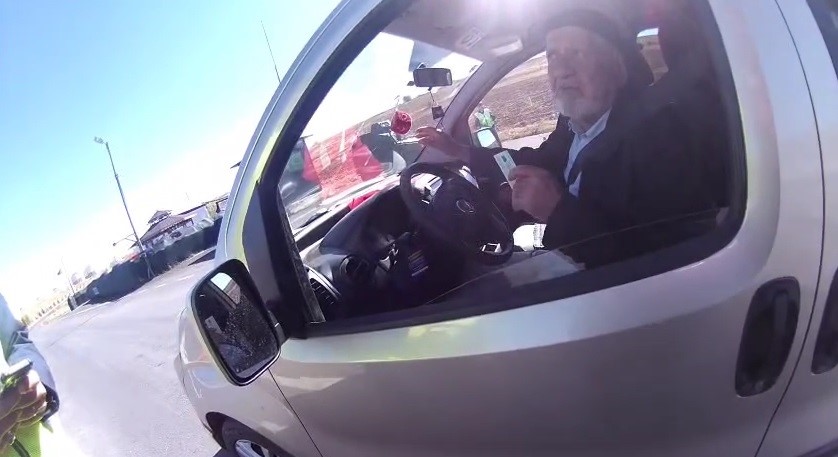 76 yaşındaki Hüseyin dedenin bayrak aşkı yürekleri ısıttı: "Ben bu bayraksız yola çıkmam"