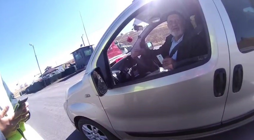 76 yaşındaki H&uuml;seyin dedenin bayrak aşkı y&uuml;rekleri ısıttı: "Ben bu bayraksız yola &ccedil;ıkmam"
