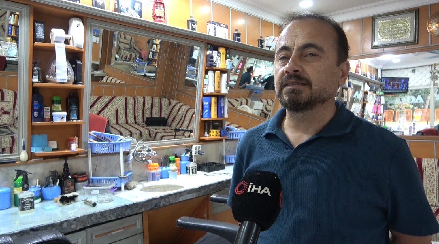 &rsquo;Kuaf&ouml;r&rsquo; yerine &rsquo;berberi&rsquo; tercih ediyor, klasik işletmesinde hala &ccedil;eyrek asır &ouml;nceki m&uuml;şterisini tıraş ediyor
