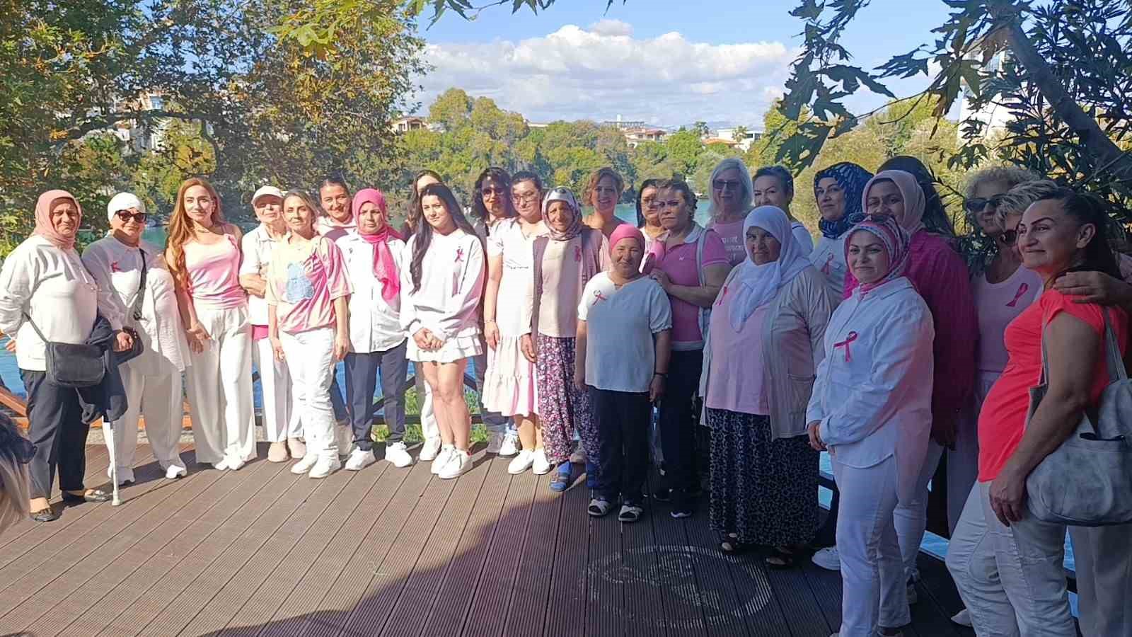 Kanser hastalarının umudu &Ccedil;i&ccedil;ek Ak&ccedil;ay: "Kanserden değil ge&ccedil; kalmaktan korkun"
