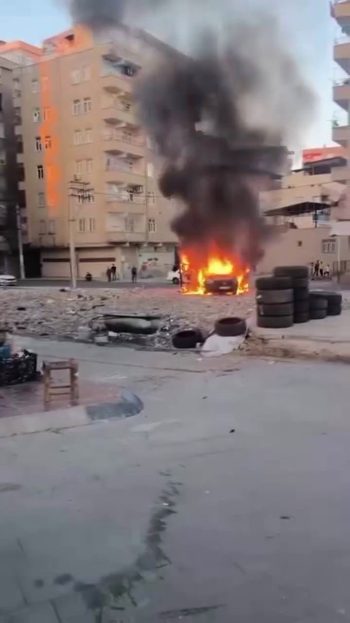 Diyarbakır’da seyir halindeki araç alev topuna döndü
