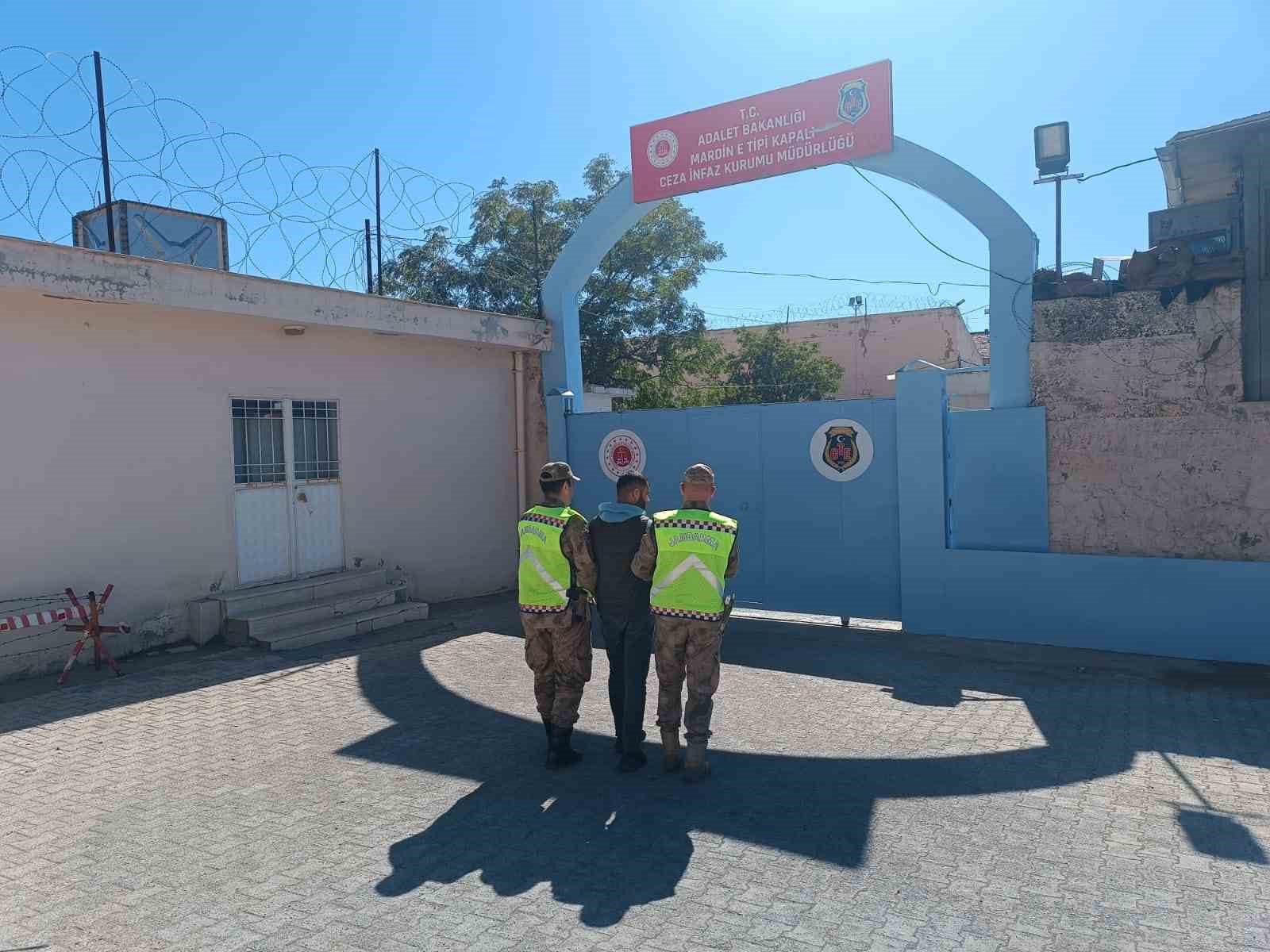 Haklarında kesinleşmiş hapis cezası bulunan 2 firari yakalandı