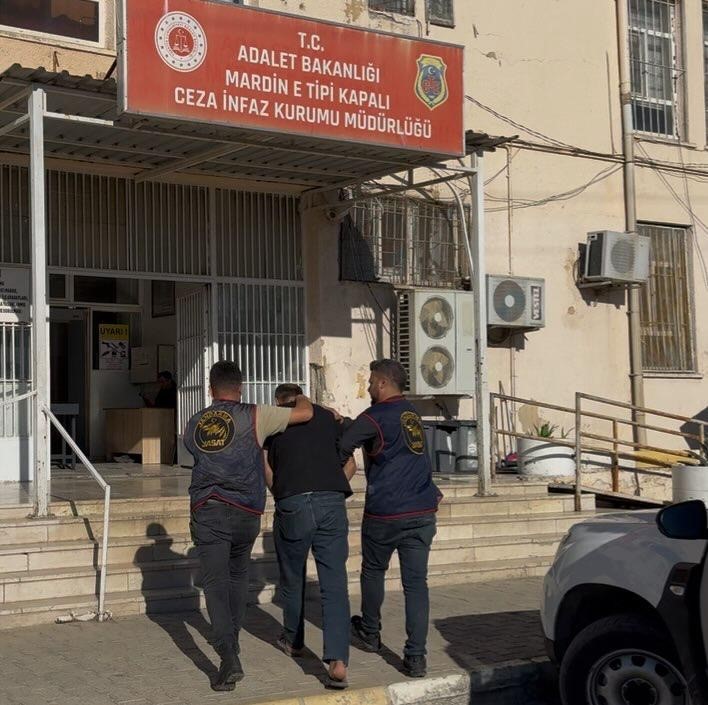 Haklarında kesinleşmiş hapis cezası bulunan 2 firari yakalandı

