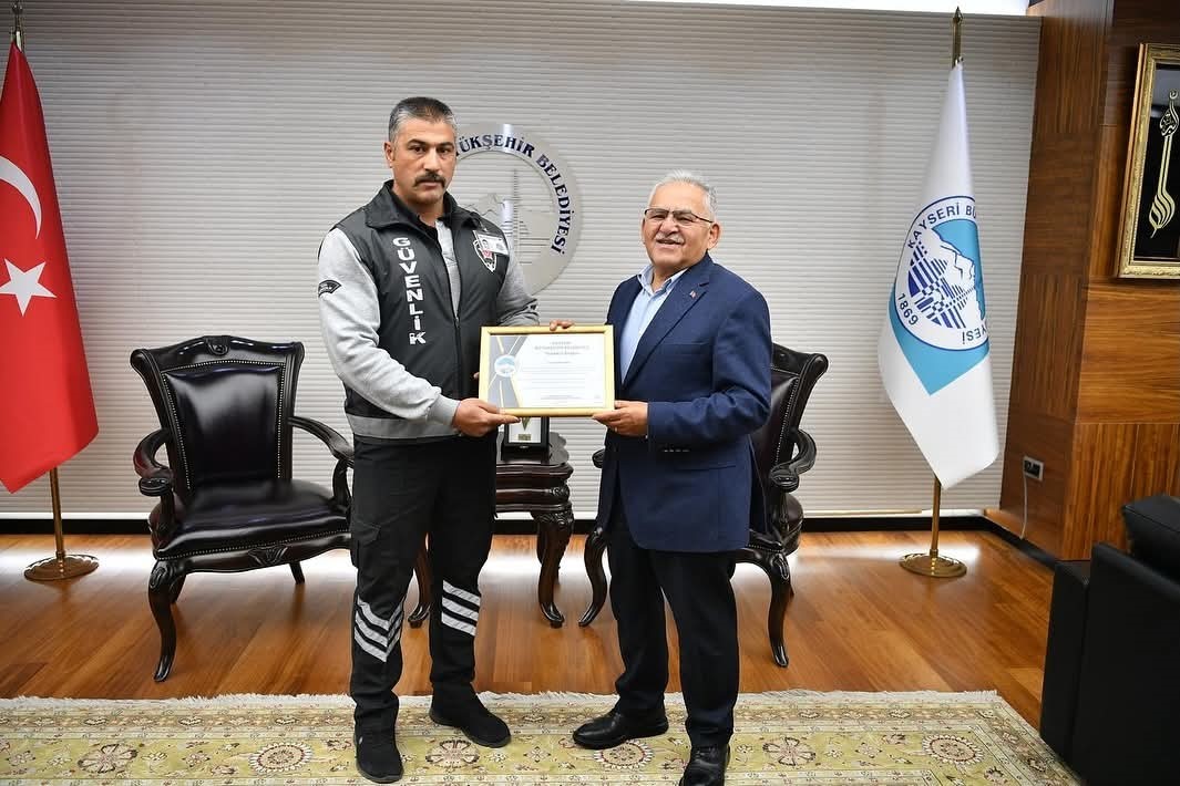 Başkan Büyükkılıç, genç kızı tramvay altında kalmaktan kurtaran güvenlik görevlisini ödüllendirdi