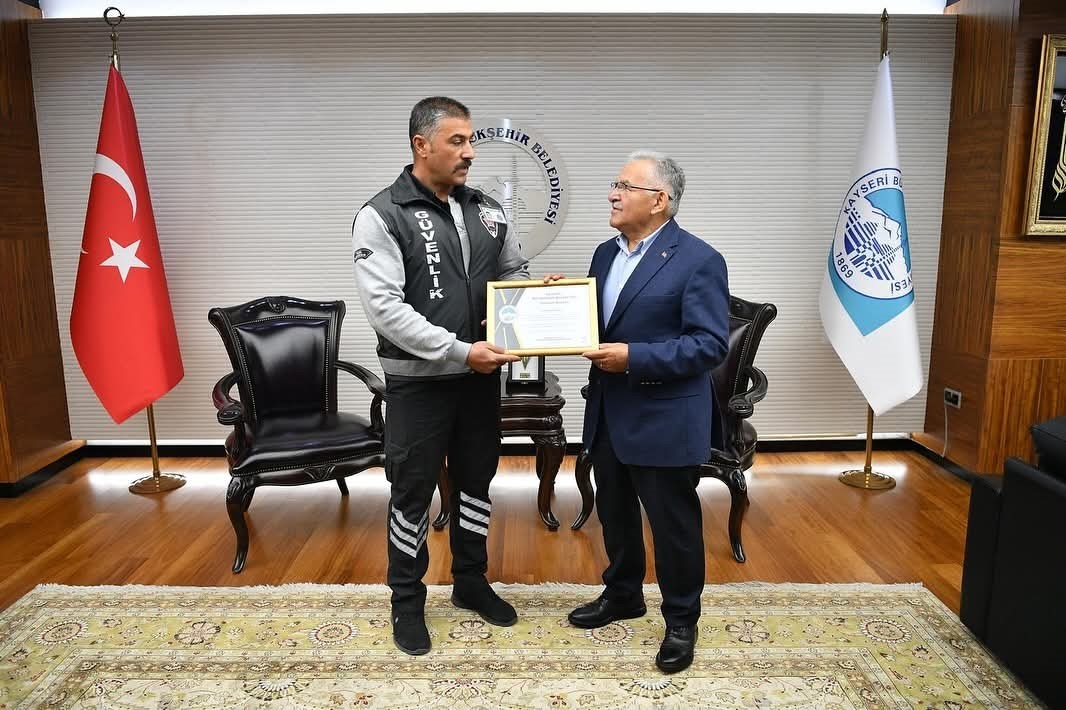 Başkan B&uuml;y&uuml;kkılı&ccedil;, gen&ccedil; kızı tramvay altında kalmaktan kurtaran g&uuml;venlik g&ouml;revlisini &ouml;d&uuml;llendirdi
