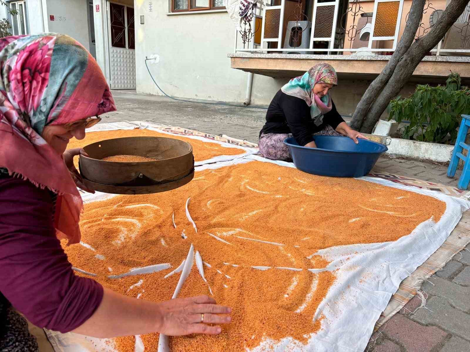 Balıkesirli kadınlar imece usulüyle kışa hazırlanıyor